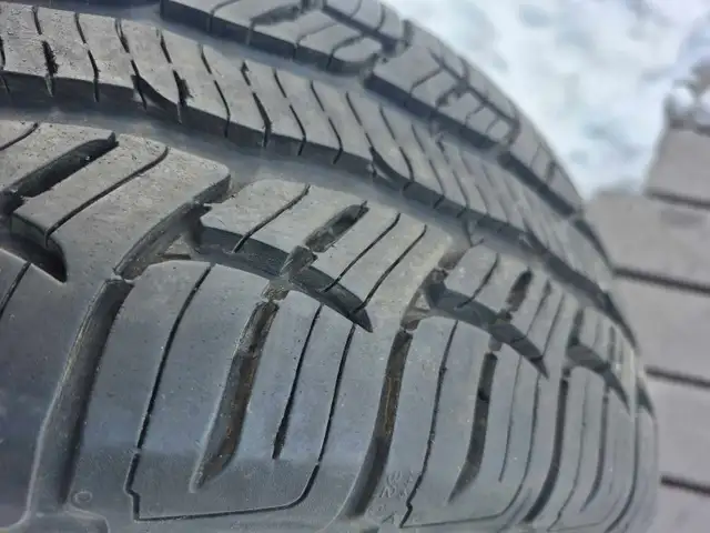 225/65/17 All Season - Photo 2