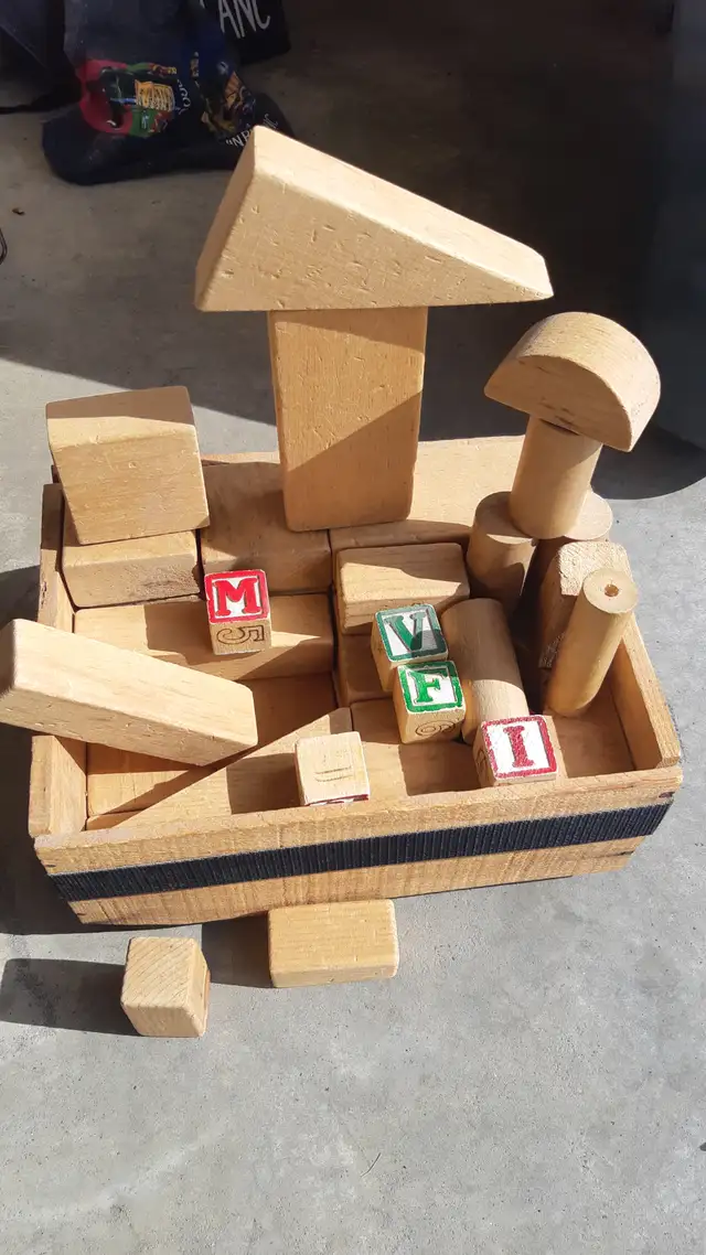 Large Wooden Truck and Block Set - Photo 4