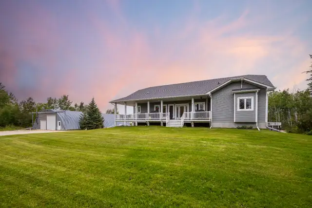Stunning 1883sqft 6bdrm Bungalow w/ Quad-Attached Garage!