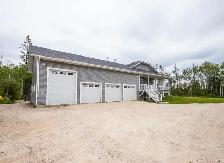 Stunning 1883sqft 6bdrm Bungalow w/ Quad-Attached Garage! - Photo 2