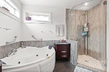 Stunning 1883sqft 6bdrm Bungalow w/ Quad-Attached Garage! - Photo 7