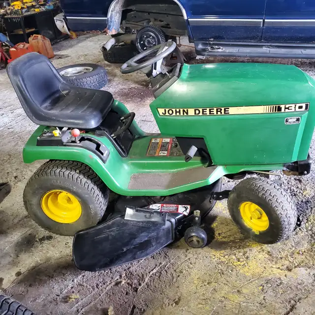 JOHN DEERE Riding Lawn Mower