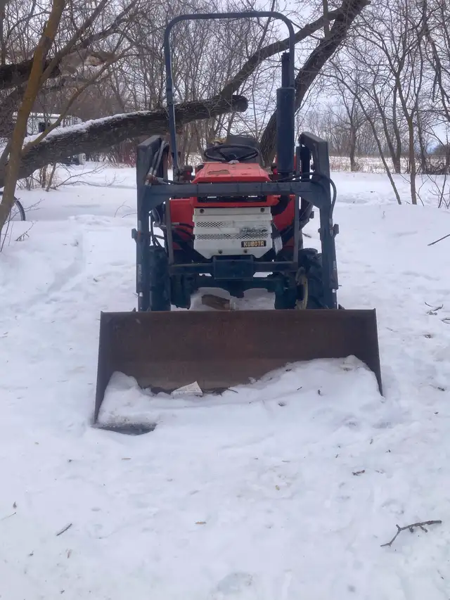 Kubota compact tractor with loader-diesel 4wd - Photo 9