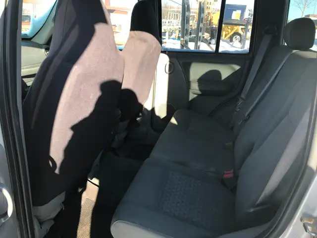 2005 Jeep Liberty Sport -- Safetied - Photo 6