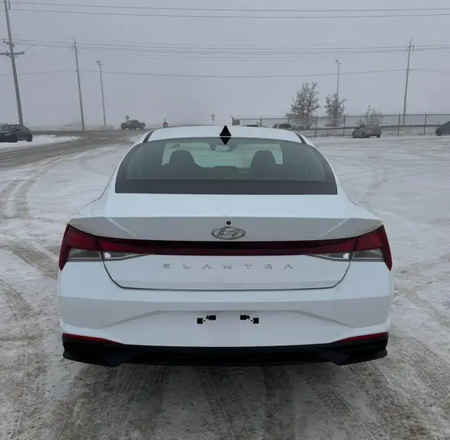 2021 Hyundai Elantra Essential - Photo 2