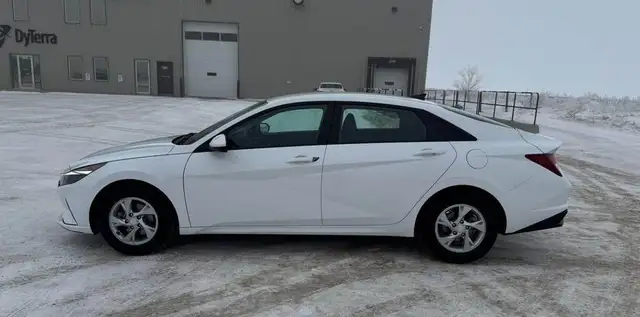 2021 Hyundai Elantra Essential - Photo 3