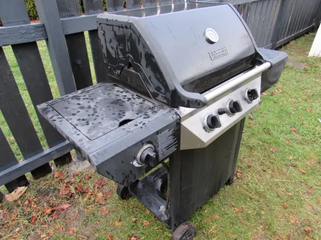 Master Forge 4 burner BBQ / Grill - All burners work good.