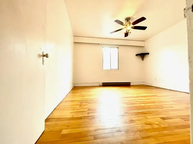 One room in a shared 6 ½ unit near Metros available now