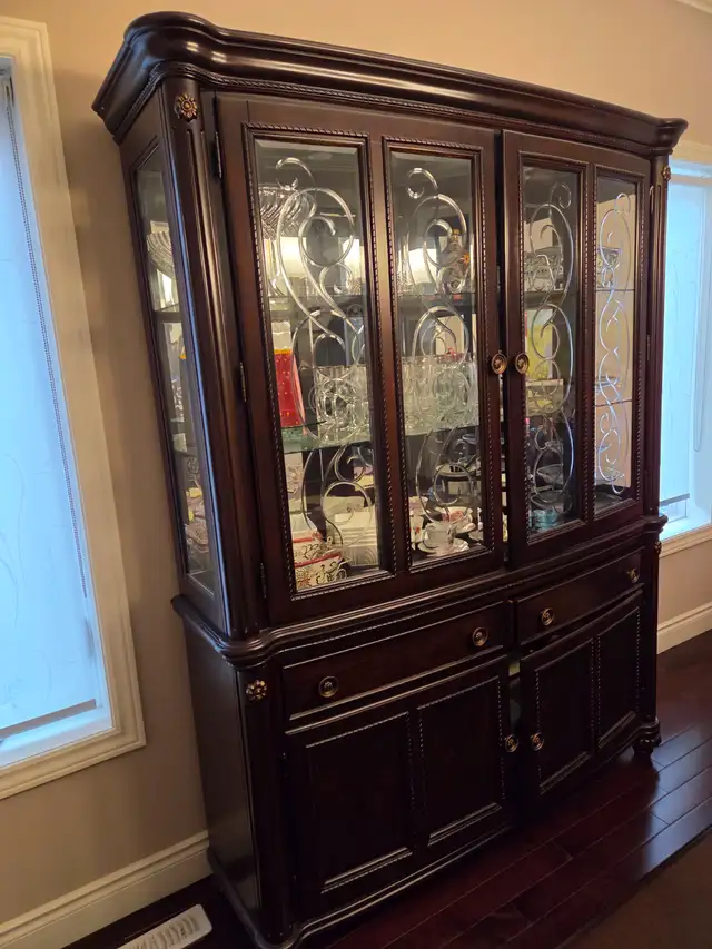 BUFFET HUTCH DINING ROOM - EXCELLENT CONDITION