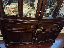 BUFFET HUTCH DINING ROOM - EXCELLENT CONDITION - Photo 2