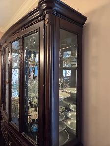 BUFFET HUTCH DINING ROOM - EXCELLENT CONDITION - Photo 3