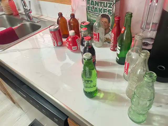 Old pop bottles and stuff - Photo 2