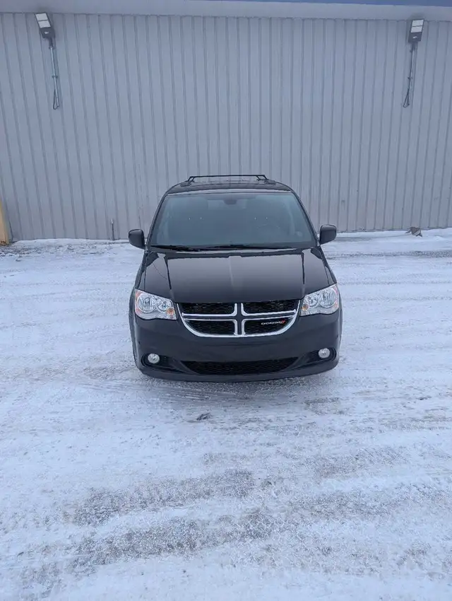 2018 Dodge Grand Caravan SXT Premium Plus | Clean Title | Fresh - Photo 2