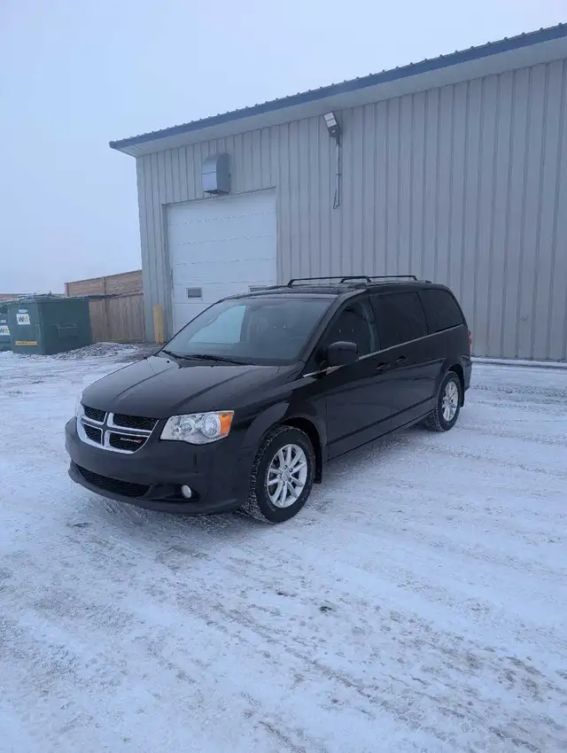 2018 Dodge Grand Caravan SXT Premium Plus | Clean Title | Fresh - Photo 3