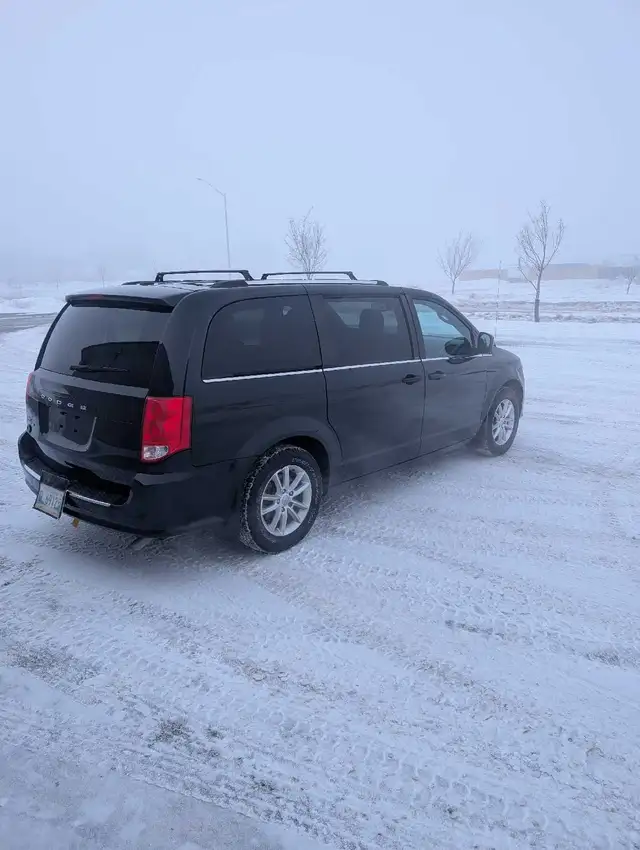 2018 Dodge Grand Caravan SXT Premium Plus | Clean Title | Fresh - Photo 4