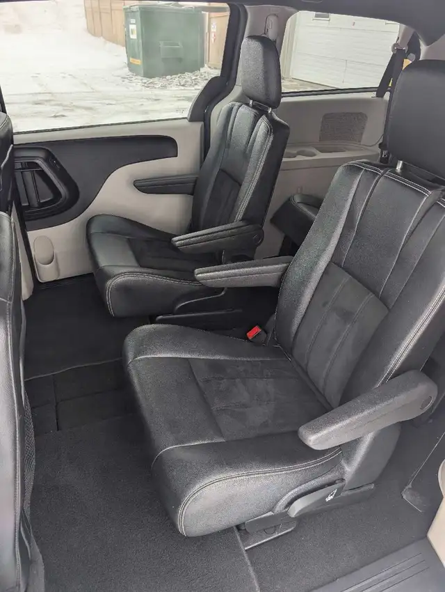 2018 Dodge Grand Caravan SXT Premium Plus | Clean Title | Fresh - Photo 9