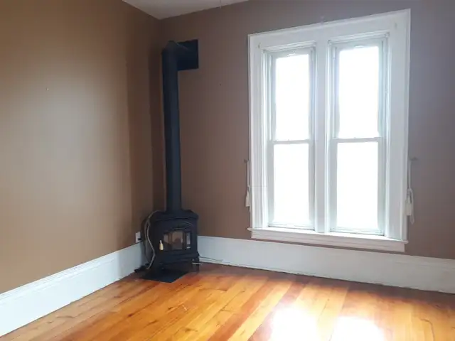 One-Bedroom Apartment – Quiet Building Near the Riverfront - Photo 2