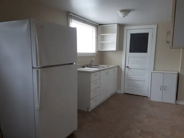 One-Bedroom Apartment – Quiet Building Near the Riverfront - Photo 4