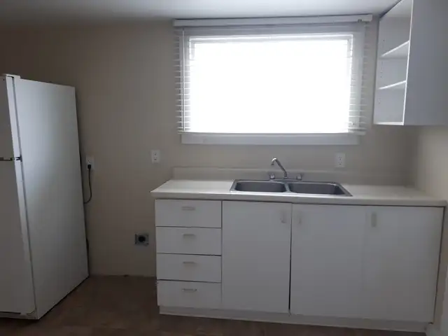 One-Bedroom Apartment – Quiet Building Near the Riverfront - Photo 5