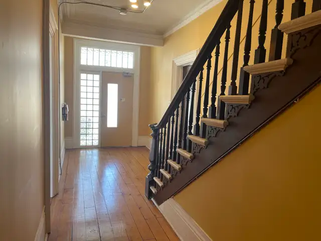 One-Bedroom Apartment – Quiet Building Near the Riverfront - Photo 10