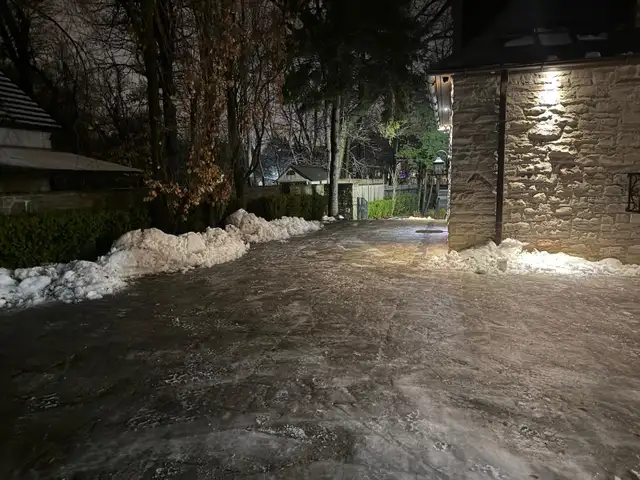 Snow shovelling - Photo 2