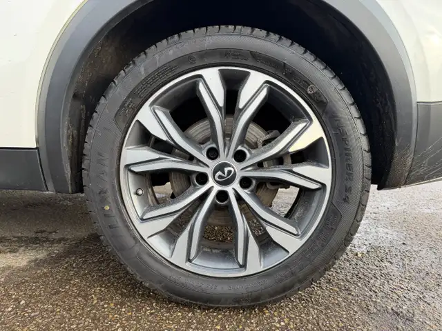 2018 Infiniti QX30 | Clean Carfax | All Wheel Drive | - Photo 24