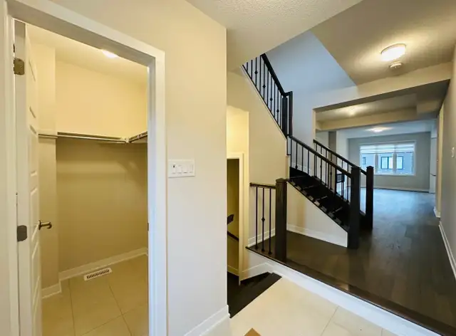Barrhaven Stonebridge Fenwick Way 3-bedroom townhome for rent - Photo 2