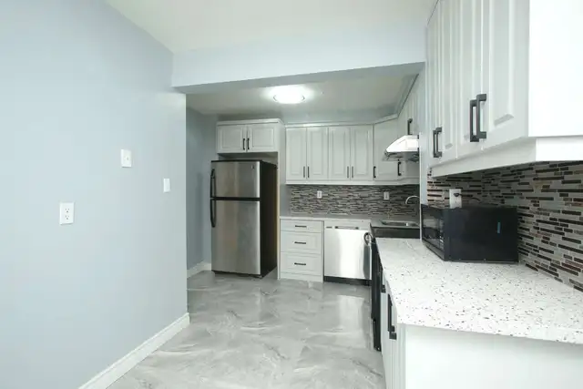 1,500 sf 5-Bed Townhome   Bsmt/Yard/Parking Incl (Dusay Place) - Photo 2