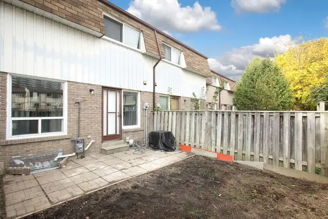 1,500 sf 5-Bed Townhome   Bsmt/Yard/Parking Incl (Dusay Place) - Photo 3