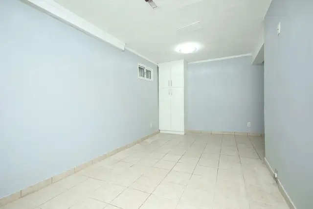 1,500 sf 5-Bed Townhome   Bsmt/Yard/Parking Incl (Dusay Place) - Photo 4