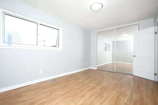 1,500 sf 5-Bed Townhome   Bsmt/Yard/Parking Incl (Dusay Place) - Photo 5