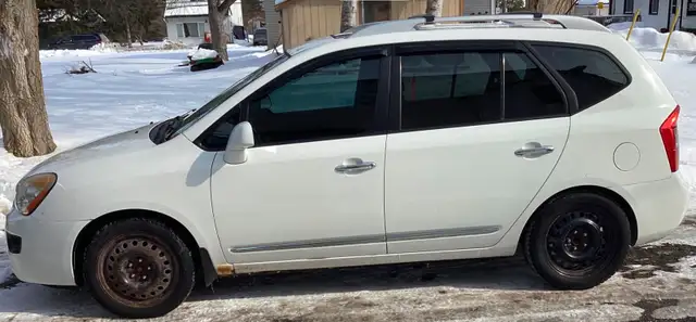2012 KIA Rondo