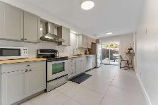 Updated 3-Bed Freehold Townhouse w/ Finished Basement Barrhaven - Photo 4