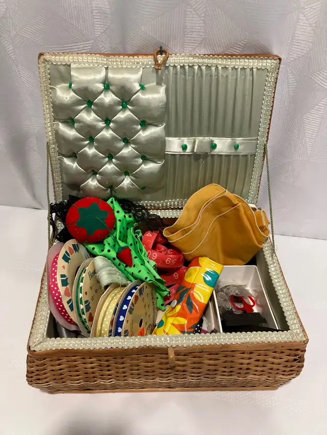 Vintage 70s Sewing Basket - Photo 2