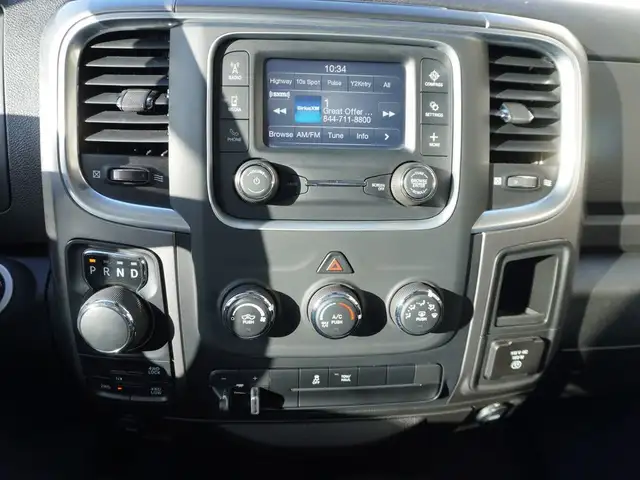 2023 Ram 1500 Classic SLT 4x4 CREW CAB, VERY CLEAN, LOW KMS, LIK - Photo 2