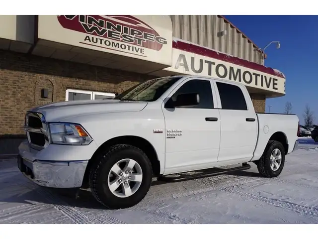 2023 Ram 1500 Classic SLT 4x4 CREW CAB, VERY CLEAN, LOW KMS, LIK - Photo 3