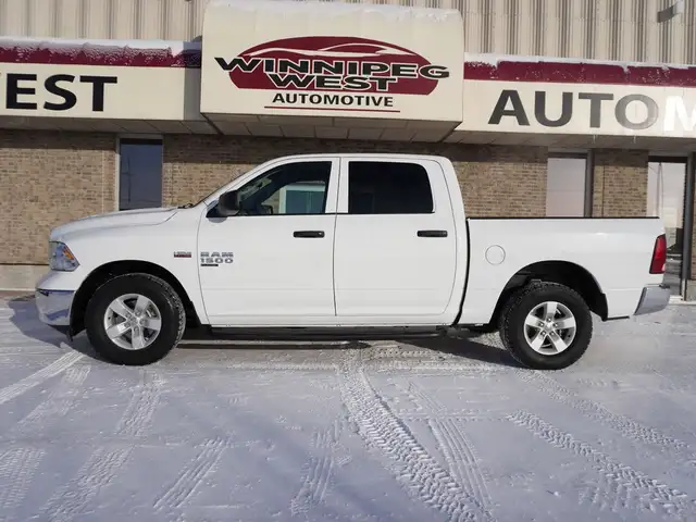 2023 Ram 1500 Classic SLT 4x4 CREW CAB, VERY CLEAN, LOW KMS, LIK - Photo 4