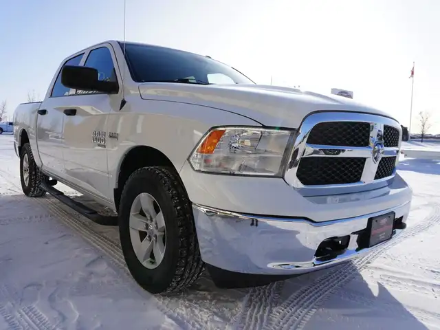 2023 Ram 1500 Classic SLT 4x4 CREW CAB, VERY CLEAN, LOW KMS, LIK - Photo 6