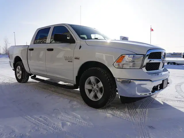 2023 Ram 1500 Classic SLT 4x4 CREW CAB, VERY CLEAN, LOW KMS, LIK - Photo 7