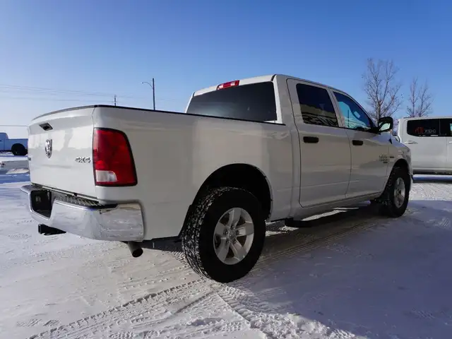 2023 Ram 1500 Classic SLT 4x4 CREW CAB, VERY CLEAN, LOW KMS, LIK - Photo 10