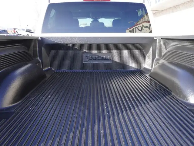 2023 Ram 1500 Classic SLT 4x4 CREW CAB, VERY CLEAN, LOW KMS, LIK - Photo 16