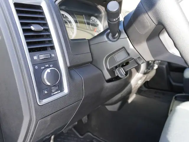 2023 Ram 1500 Classic SLT 4x4 CREW CAB, VERY CLEAN, LOW KMS, LIK - Photo 22