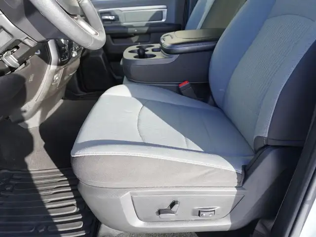 2023 Ram 1500 Classic SLT 4x4 CREW CAB, VERY CLEAN, LOW KMS, LIK - Photo 23