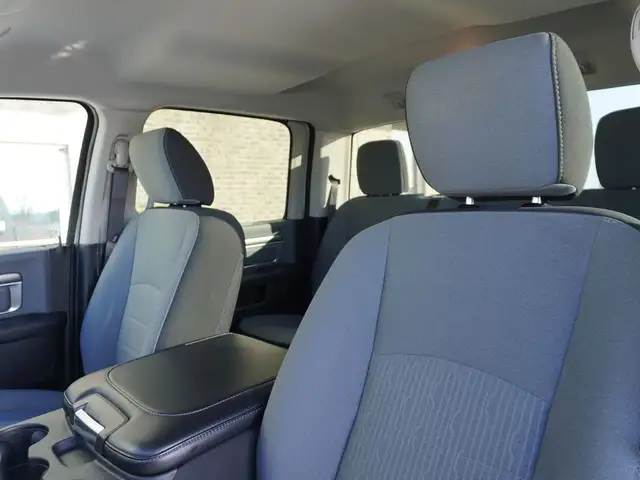 2023 Ram 1500 Classic SLT 4x4 CREW CAB, VERY CLEAN, LOW KMS, LIK - Photo 24