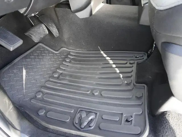 2023 Ram 1500 Classic SLT 4x4 CREW CAB, VERY CLEAN, LOW KMS, LIK - Photo 25