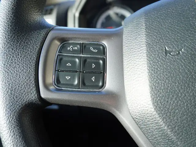 2023 Ram 1500 Classic SLT 4x4 CREW CAB, VERY CLEAN, LOW KMS, LIK - Photo 28