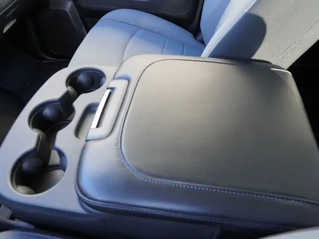 2023 Ram 1500 Classic SLT 4x4 CREW CAB, VERY CLEAN, LOW KMS, LIK - Photo 39