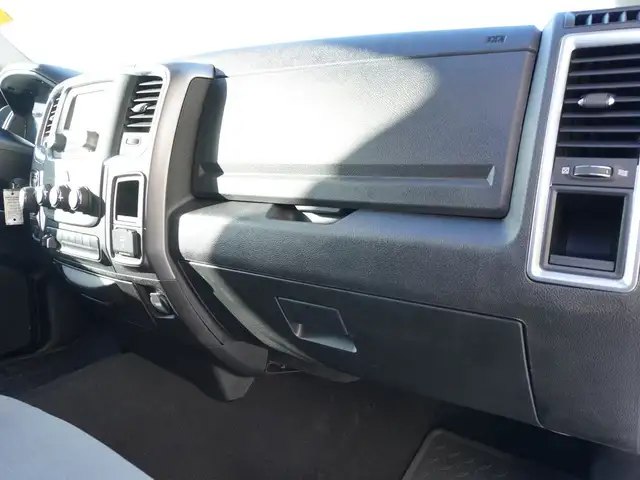 2023 Ram 1500 Classic SLT 4x4 CREW CAB, VERY CLEAN, LOW KMS, LIK - Photo 42