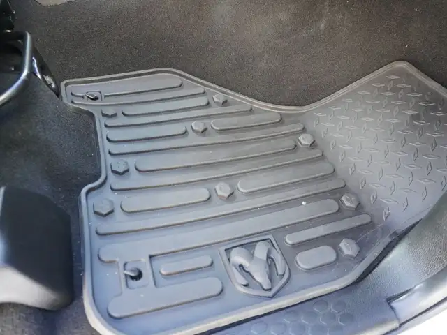 2023 Ram 1500 Classic SLT 4x4 CREW CAB, VERY CLEAN, LOW KMS, LIK - Photo 43