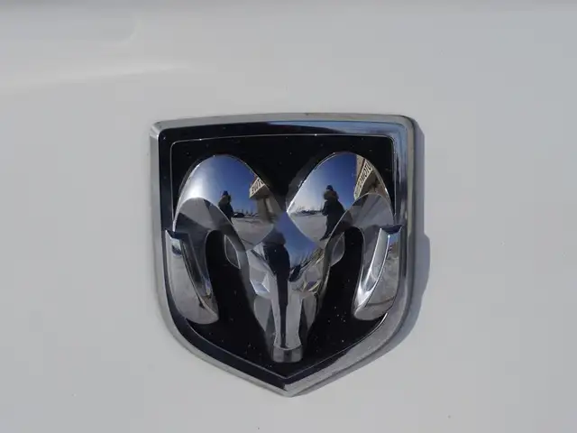 2023 Ram 1500 Classic SLT 4x4 CREW CAB, VERY CLEAN, LOW KMS, LIK - Photo 50